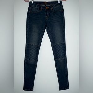 Chi Qle Skinny Denim Jeans. Size 1.